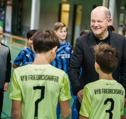 Der Bundeskanzler besucht den VfB