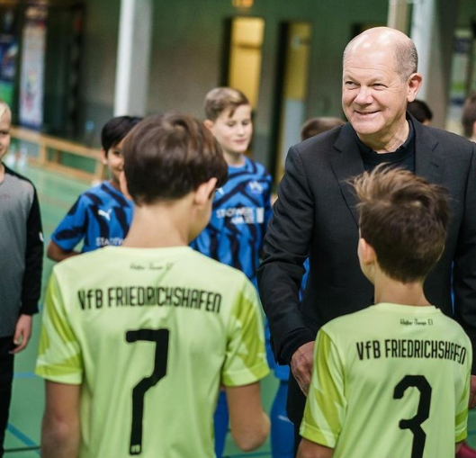Der Bundeskanzler besucht den VfB